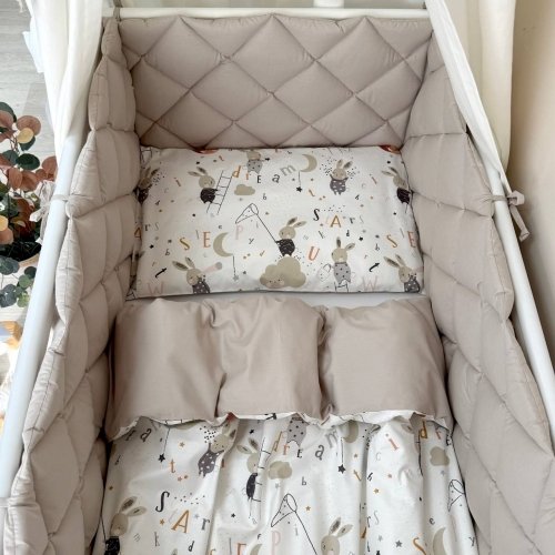 Детское постельное белье и бортики в кроватку Маленькая Соня Baby Mix Зайцы на лесенке Бежевый 029189