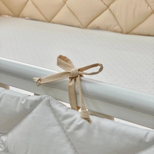 Бортики в кроватку стеганые Маленькая Соня Бежевый/Белый 071002