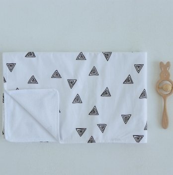 Непромокаемая пеленка для детей ELA Textile&Toys Треугольники Белый/Черный 80х50 см WRD001T