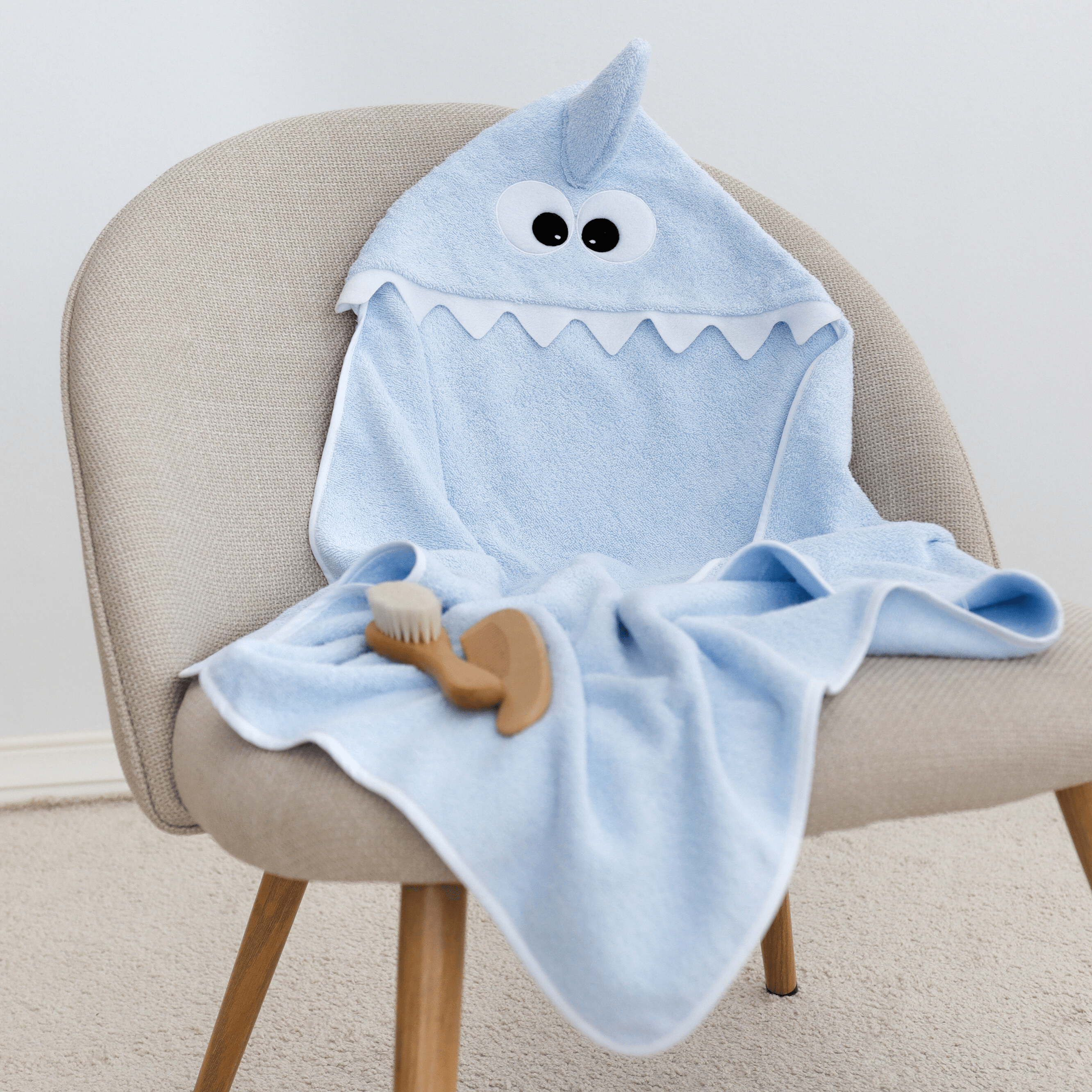 Детское полотенце с капюшоном Sasha Baby Shark 80х80 см Махра Голубой 130/30 Детское полотенце с капюшоном Sasha Baby Shark 80х80 см Махра Голубой 130/30