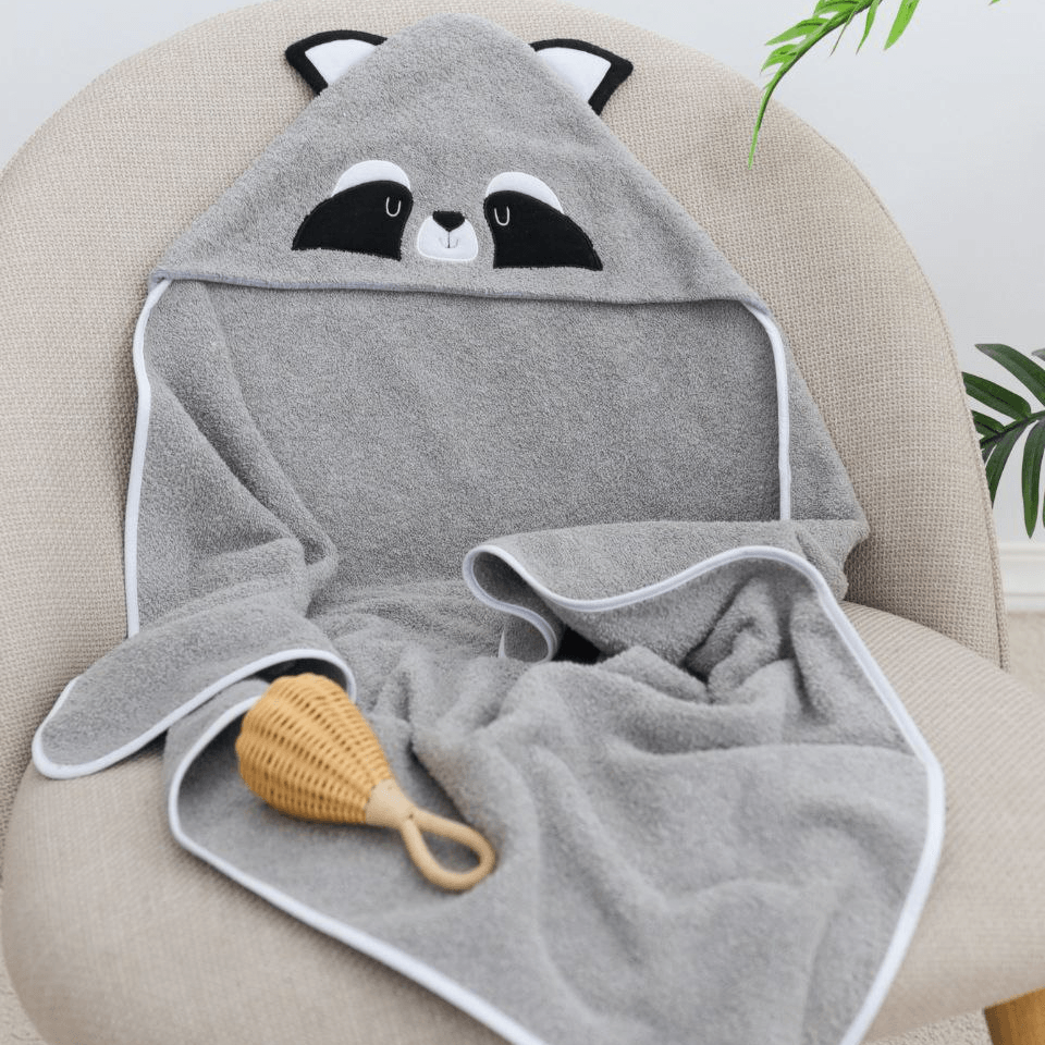 Детское полотенце с капюшоном Sasha Raccoon 80х80 см Махра Светло-серый 130/50 Детское полотенце с капюшоном Sasha Raccoon 80х80 см Махра Светло-серый 130/50