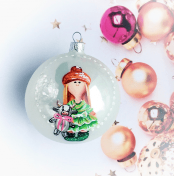 Новогодний шар на елку Santa Shop Девочка с бычком Белый 10 см 7806723558612