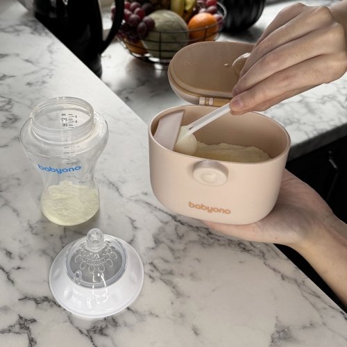 Портативный контейнер для сухой смеси с мерной ложечкой BabyOno Бежевый 240 мл 1544/02