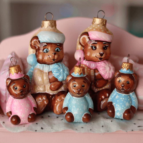 Елочная игрушка Rizdviani Istorii Доченька-медвежонок 7 см 4820001154771