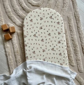 Простынь на резинке в коляску Маленькая Соня Кустовые розы Муслин Молочный/Розовый 3011808
