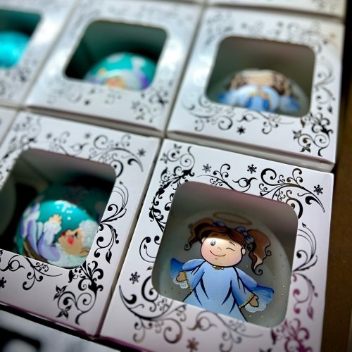 Новогодний шар на елку Santa Shop Ангелики-діти Бешкетниця Прозрачный/Матовый 8,5 см 4820001112528