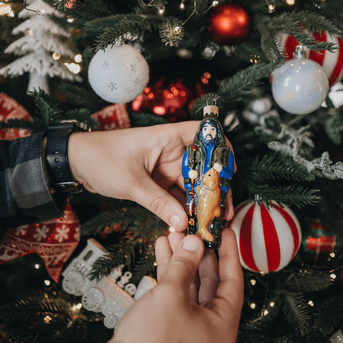 Елочная игрушка Rizdviani Istorii Рыбак с трофеем 13 см 4820001064322