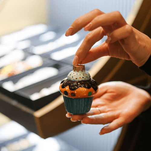 Елочная игрушка Rizdviani Istorii Карамельный маффин 9 см 4820001084696