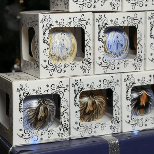 Новогодний шар на елку Santa Shop Символ года 2026 Мрійливий кінь Белый 8,5 см 4820001180534