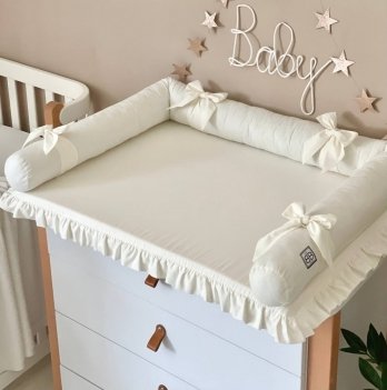 Пеленальный матрасик BBChic с рюшем Молочный 5151718