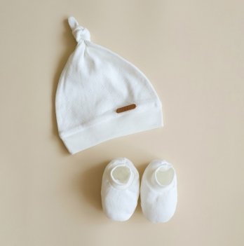Комплект шапка и пинетки для новорожденных Magbaby Gretel  0-9 мес Молочный 110611