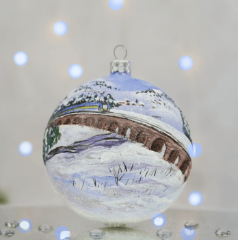 Новогодний шар на елку Santa Shop Різдвяна подорож Молочный 10 см 4820001179842