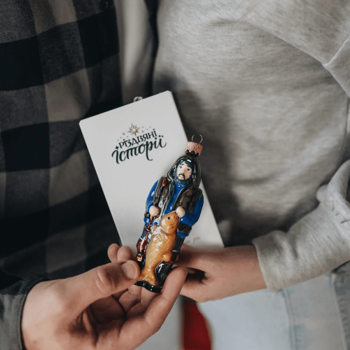 Елочная игрушка Rizdviani Istorii Рыбак с трофеем 13 см 4820001064322