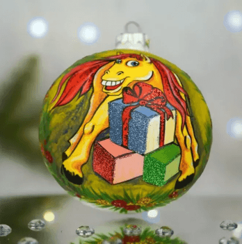 Новогодний шар на елку Santa Shop Символ года 2026 Подарунки Красный/Зеленый 10 см 4820001180404